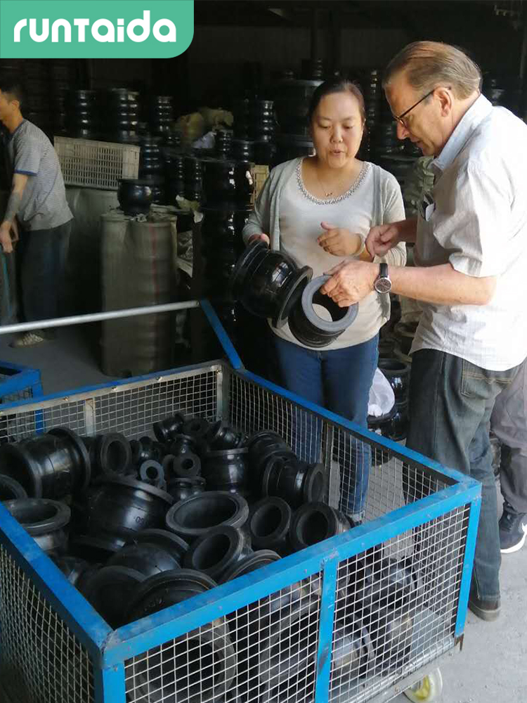 橡膠軟接頭國外客（kè）戶訪廠驗貨